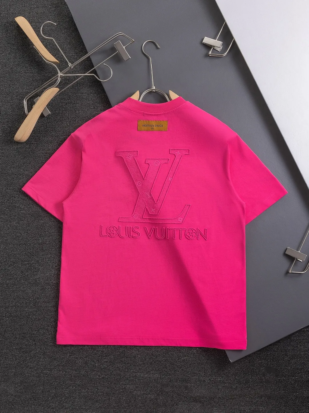 🅿️190 Louis Vuitton 1V slightly wide version S-Xl 25SS LV new product counter catwalk style, three-dimensional plain letter embroidery on the chest🪡logo, large logo embroidery on the back🪡logo short-sleeved T-shirt, same style for men and women! Short-sleeves are not the same as the general public, but must be unique and eye-catching. This LV short-sleeves is all about quality, comfort, consistent style, fashion, including fabrics and cutting techniques, all of which have been made with great effort! 320 grams of washed pure cotton fabric, pure cotton is breathable, very refreshing and comfortable for daily wear. The rib knitting on the neckline is smooth and tight, and the neckline will not be skewed if you toss it at will. The loose version, you will find that it looks really good on the upper body. The overall is minimalist and neat, super versatile for daily use! Pair it casually with a pair of pants for a youthful look. A T-shirt will make your outfit crazy. It is a fashionable item that can never go wrong! Black, white, rose red Size: S-XL Size chart: S: Shoulder width 50 - Bust 54 - Clothing length 70 M: Shoulder width 52 - Bust 56.5 - Clothing length 72 L: Shoulder width 54 - Bust 59 - Clothing length 74 XL: Shoulder width 56 - Bust 61.5 - Clothing length 76